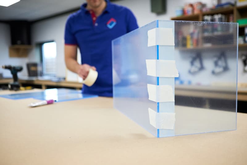 Attendez encore 20 minutes avant de positionner les autres parois de la même manière, pour que l'e