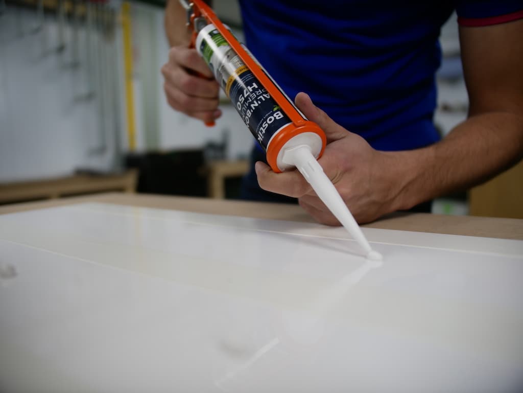 Colle plexiglas avec kit de montage