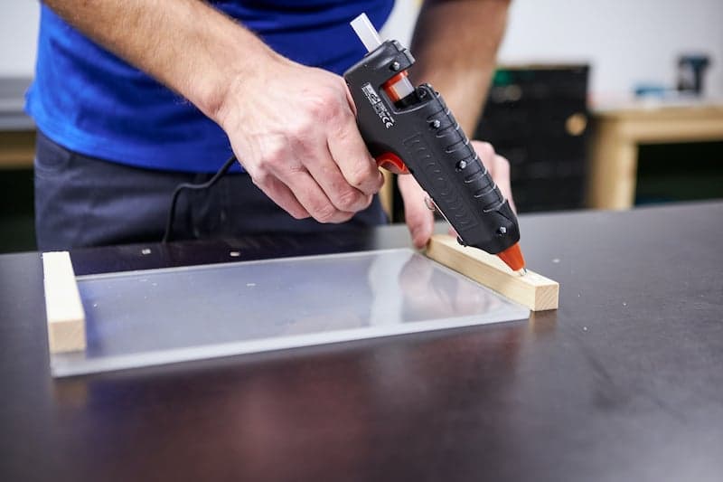 Collez les panneaux de plexiglass