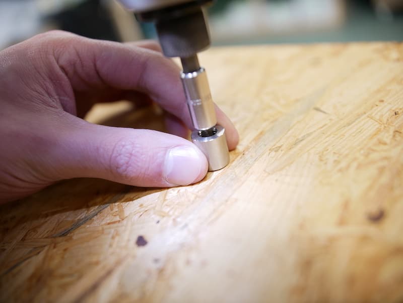 DIY porte manteau fixez les entretoises