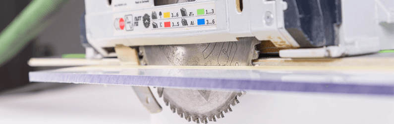 Decouper les feuilles dacrylique