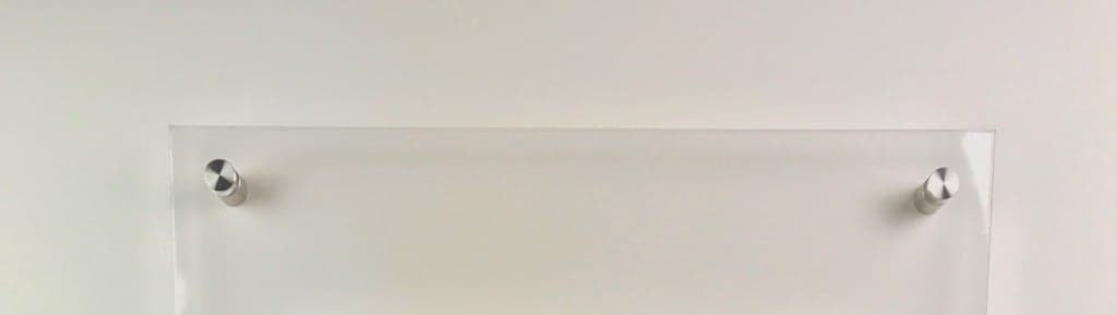 Ecran de protection en plexiglass monte avec entretroises