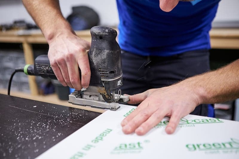 Fabriquer une table lumineuse couper du plexiglass