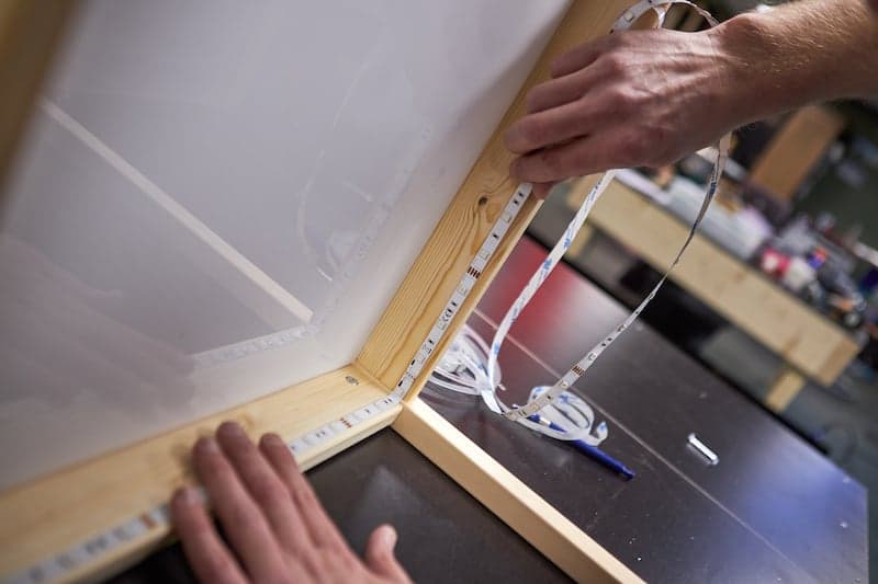 Fabriquer une table lumineuse fixer les lampes LED