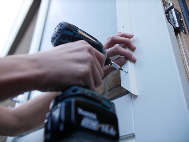 Fixer les lattes de la fenêtre perceuse