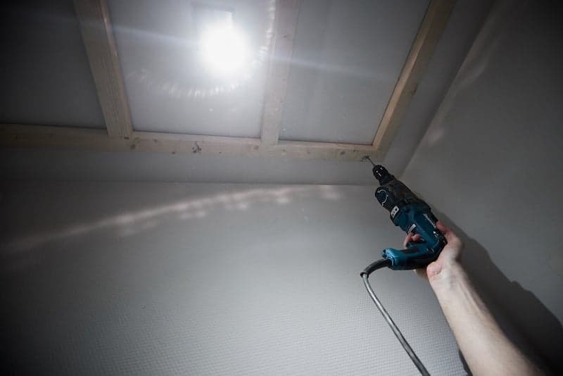 Fixez le cadre au plafond de vos toilettes