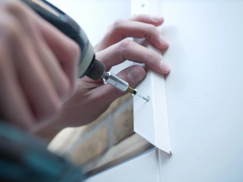 Remplacer la fenêtre de l'abri de jardin avec du plexiglass