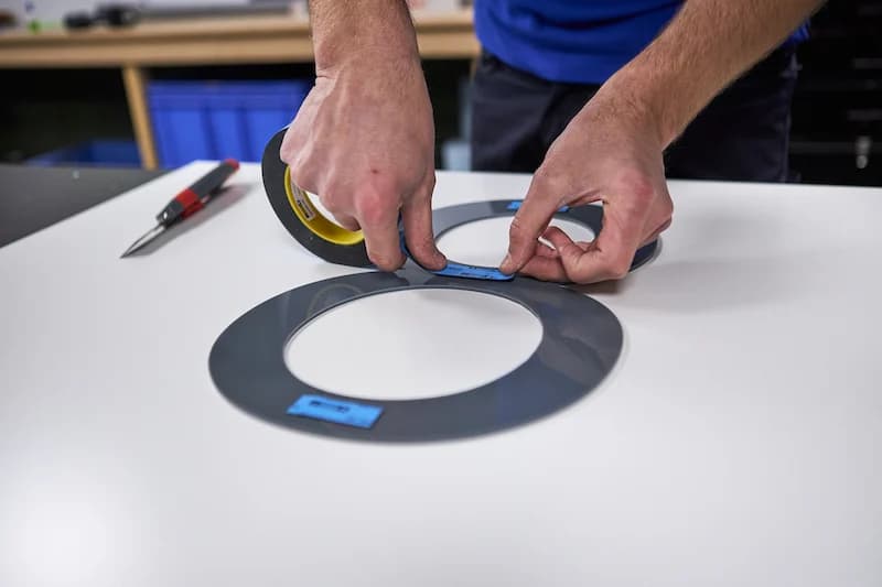 Huisnummers-maken-monteren-met-kit-en-dubbelzijdig-tape