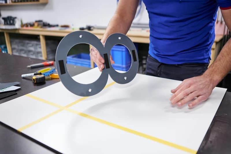 Huisnummers-maken-monteren-met-rulletje-kit-en-dubbelzijdig-tape