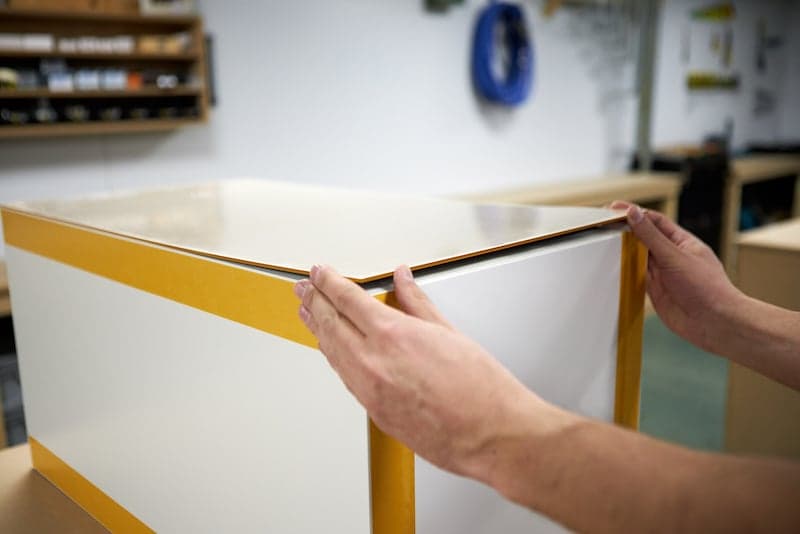 IKEA Kallax hack construire un socle en plexiglass fixez plaque acrylique