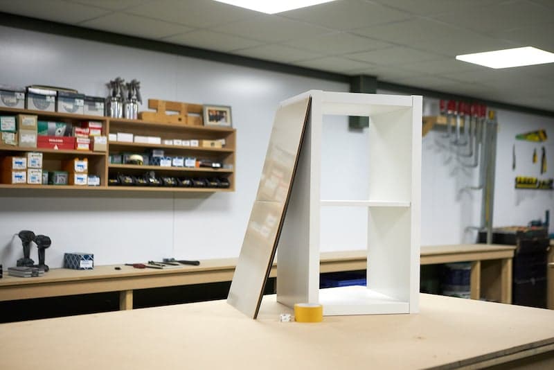 IKEA Kallax hack construire un socle en plexiglass fournitures