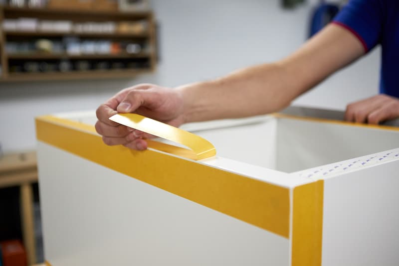 IKEA Kallax hack construire un socle en plexiglass ruban adhesif double face