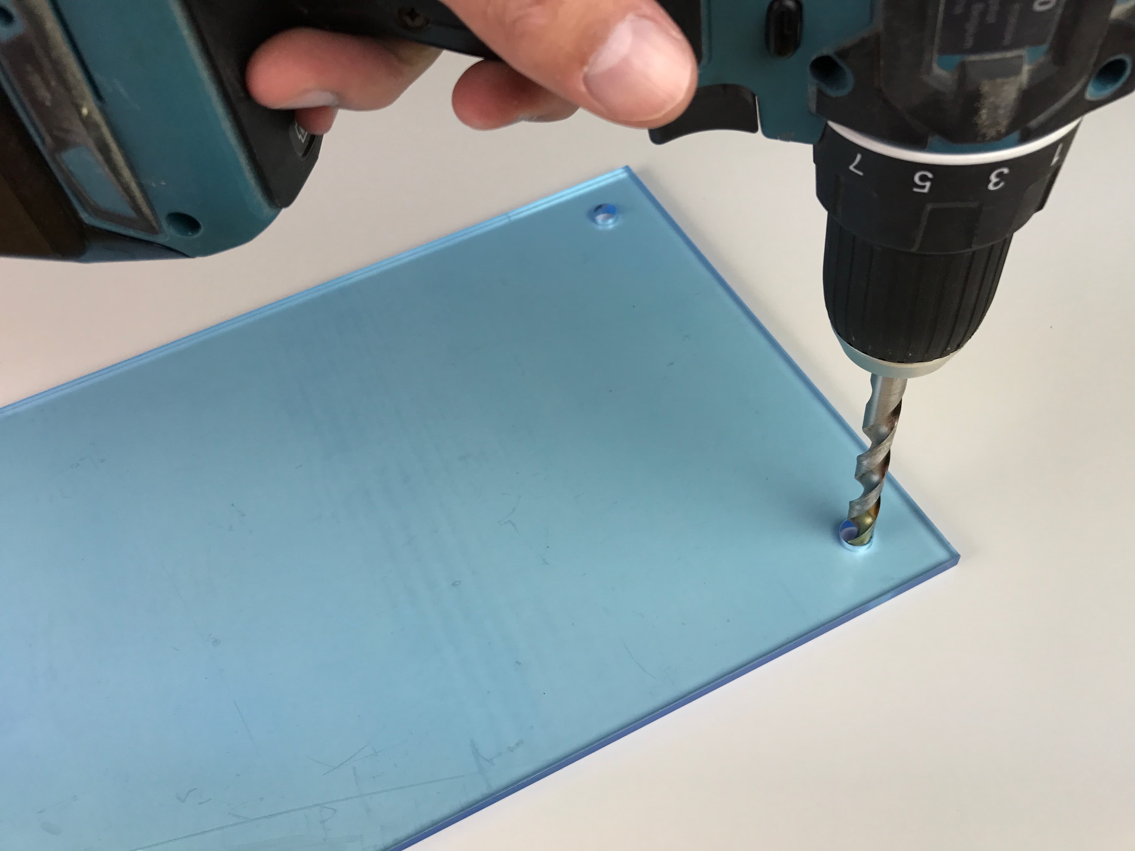 Percez les trous dans la plaque plexiglass