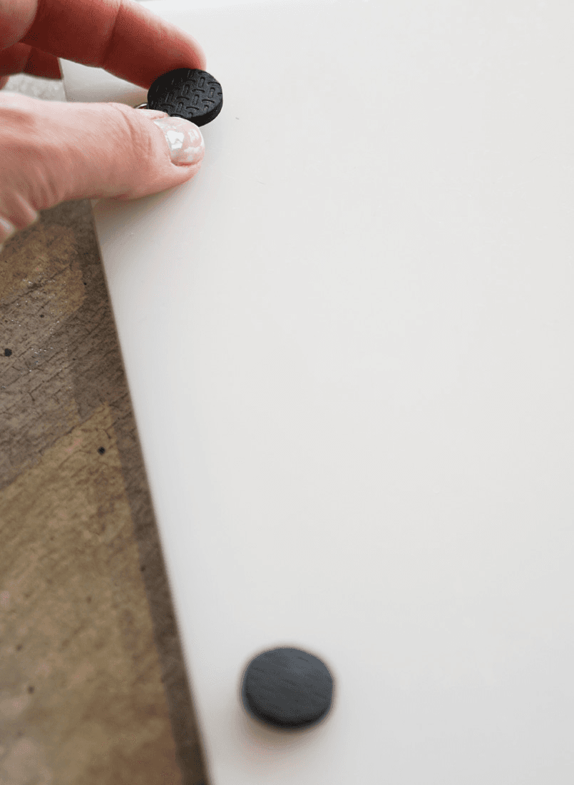 Plateau en plexiglass - fixez du feutre auto-adhesif