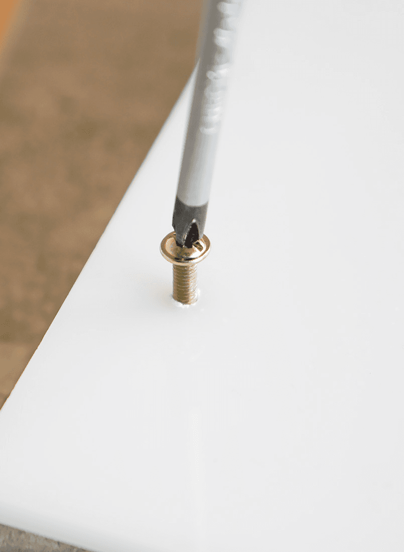 Plateau en plexiglass - inserez les vis