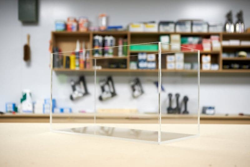 Plexiglas aquarium colle
