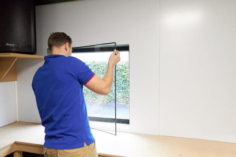 Plexiglas of polycarbonaat voorzetraam in kozijn plaatsen