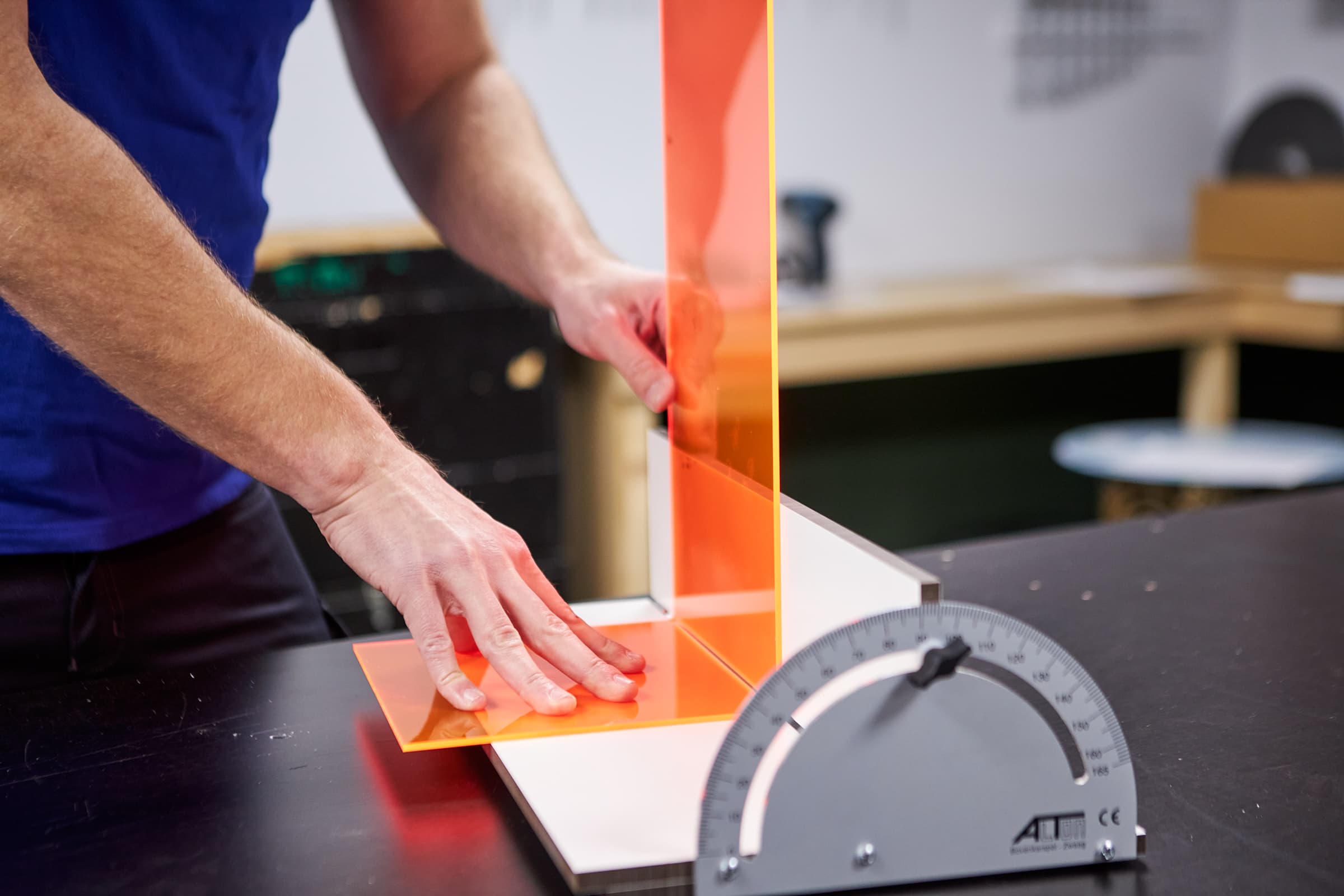 Realiser une table dappoint en plastique avec un moule de cintrage 90 degres