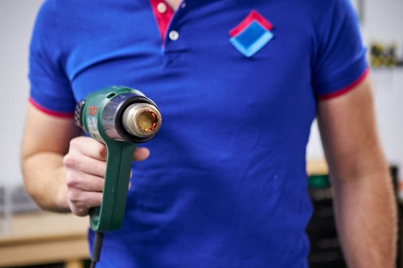 Table basse acrylique avec un pistolet thermique