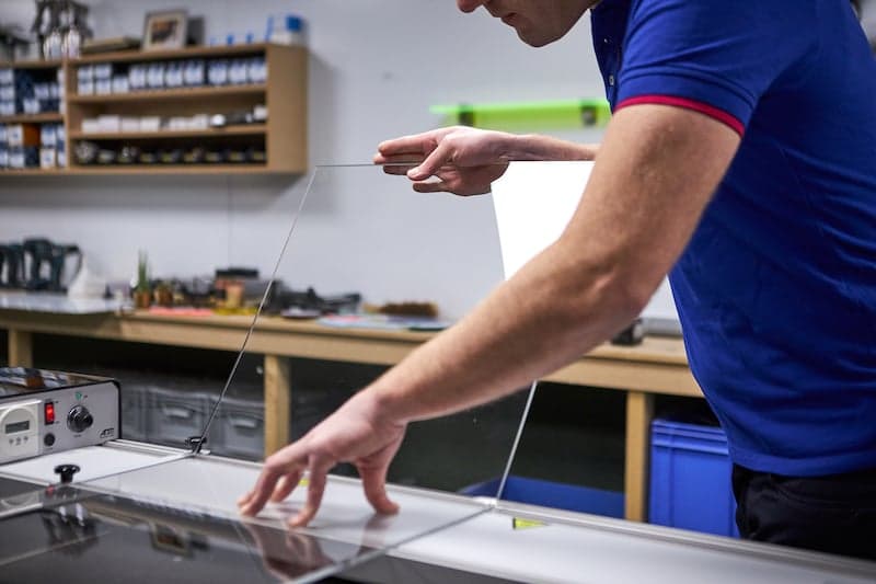 Table basse en plexiglass avec une machine a plier