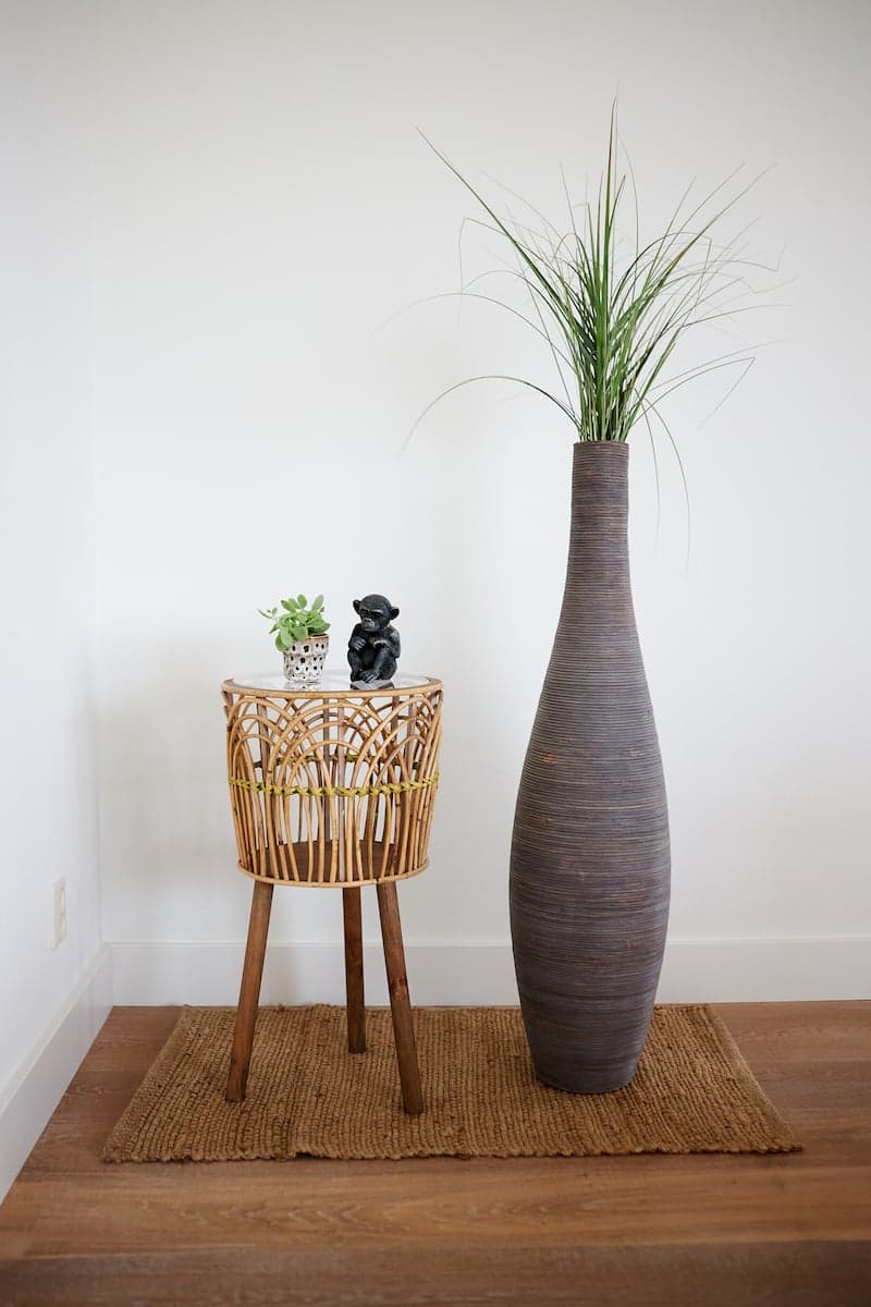 Table dappoint en plexiglas transparent et porte plante en rotin