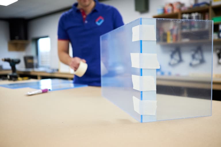 Terrarium-maken-fixeren-met-schilderstape-768x513