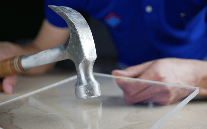 La résistance du plexiglass