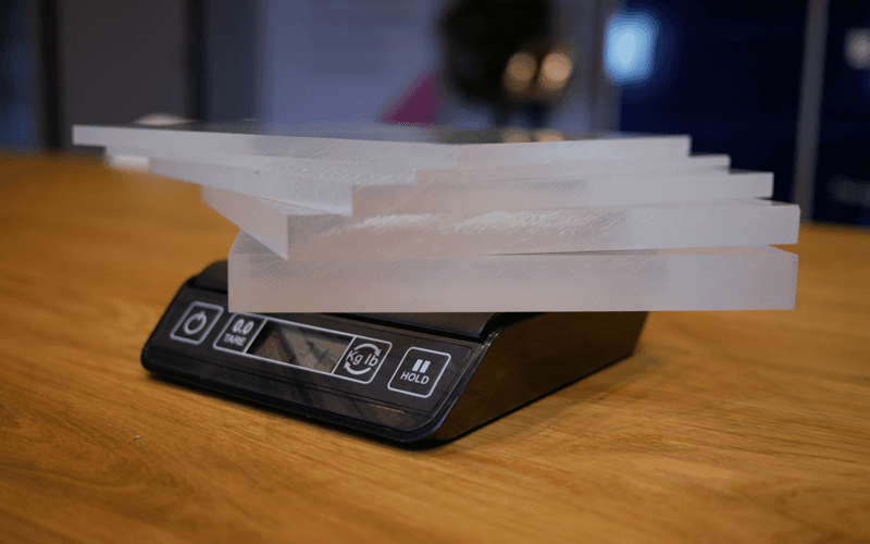 Le poids du plexiglass