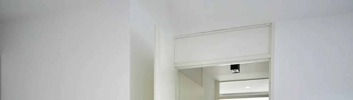 Fermer une imposte de porte soi-même : suivez notre guide