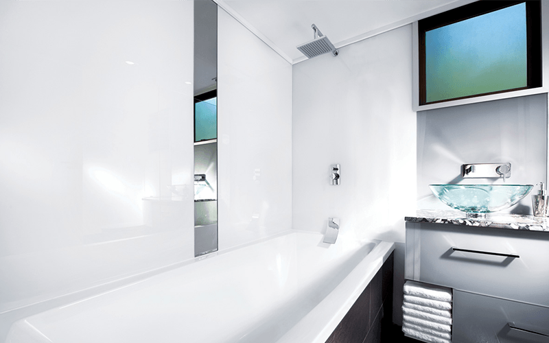Parois en plexiglass pour la salle de bain
