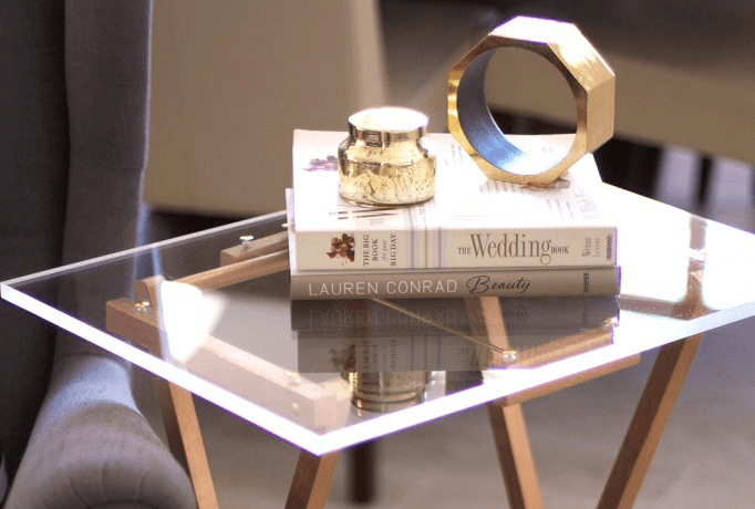 Table d'appoint en plexiglass