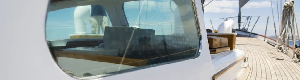 Remplacer les fenêtres de votre bateau en plexiglass : le guide détaillé