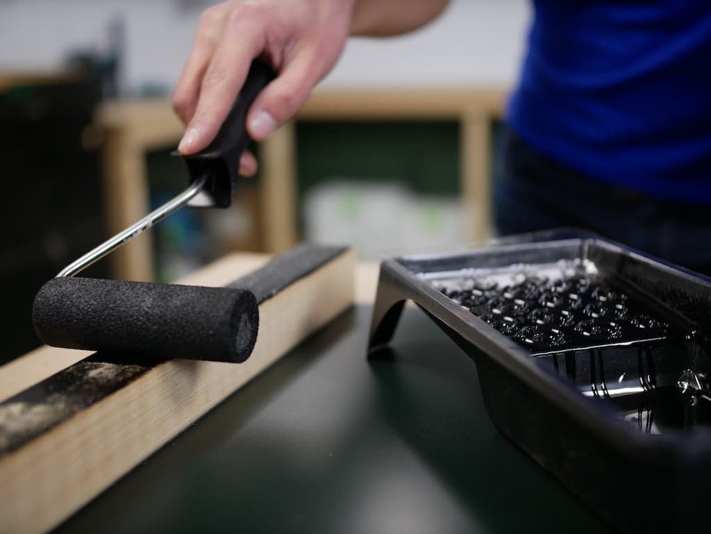 trespa-hpl-lijmen-aanbrengen-sx-black-primer-met-roller-(1)