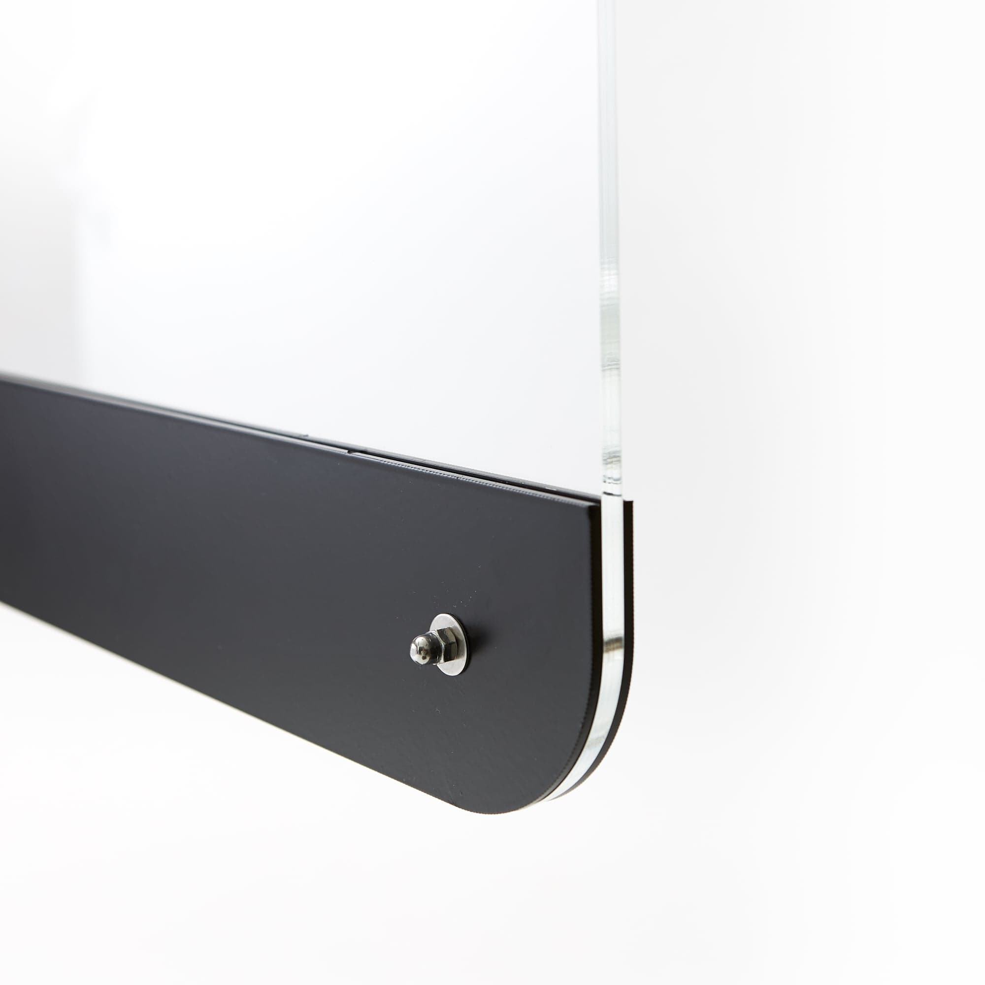 Ecran en plexiglass monte sur pied en acier