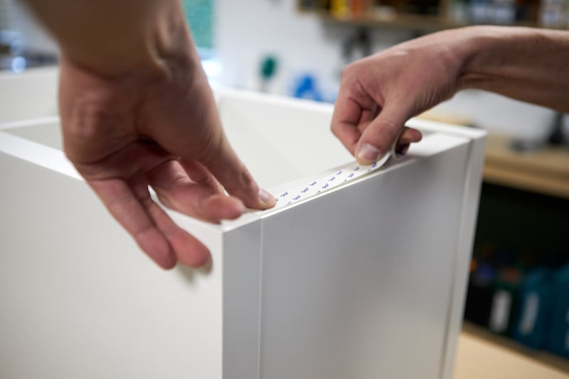 IKEA Kallax hack construire un socle en plexiglass fixez ruban adhesif
