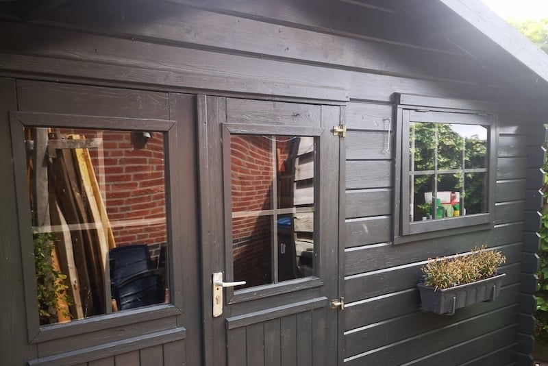 Remplacer la fenêtre de l'abri de jardin avec du plexiglass